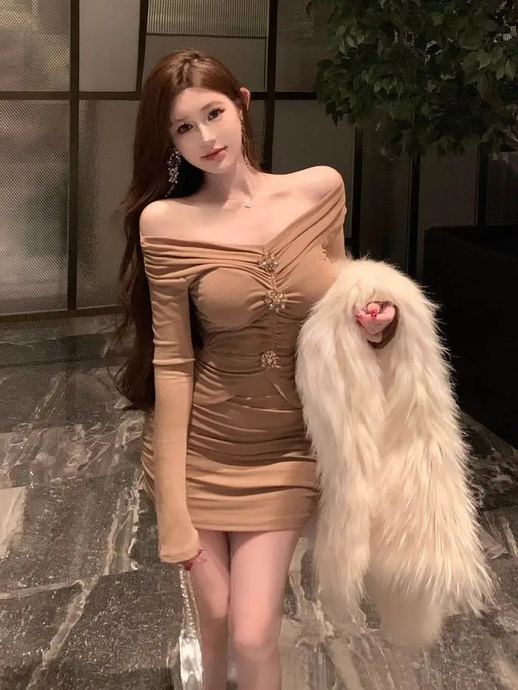 Chic and Atmospheric One-shoulder Pleated Long-sleeved Hip-covering Dress with Pure Lusty Style for a Date